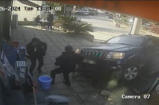 ببینید | لحظه ترسناک زیر گرفتن یک شهروند توسط راننده خودروی شاسی بلند جیپ؛ ورود خسارت‌بار به فروشگاه!