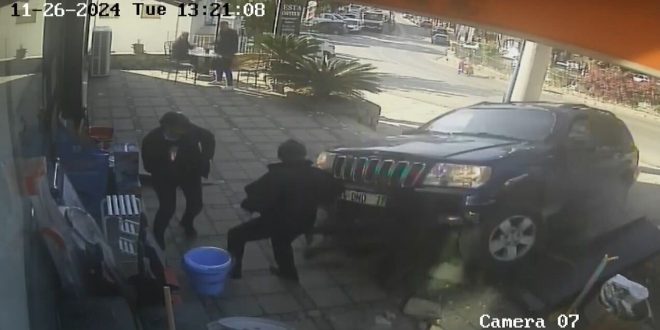 ببینید | لحظه ترسناک زیر گرفتن یک شهروند توسط راننده خودروی شاسی بلند جیپ؛ ورود خسارت‌بار به فروشگاه!