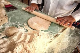 ببینید | لحظه وحشتناک خودزنی یک کارگر؛ ریختن روغن داغ روی سر به دلیل بدهی!
